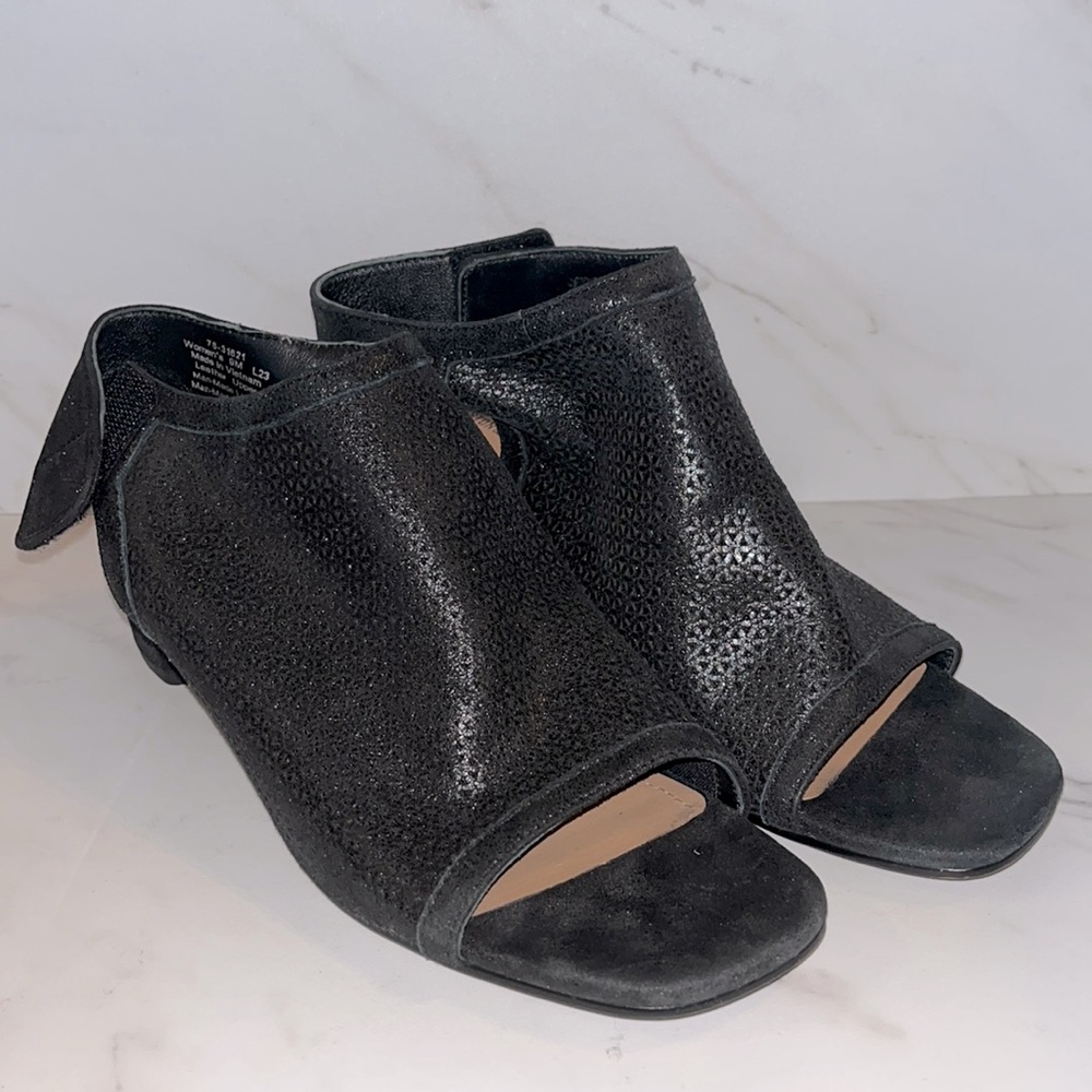 NEW Johnston and Murphy Evelyn open toe bootie black sheen sz 9.  (D2)